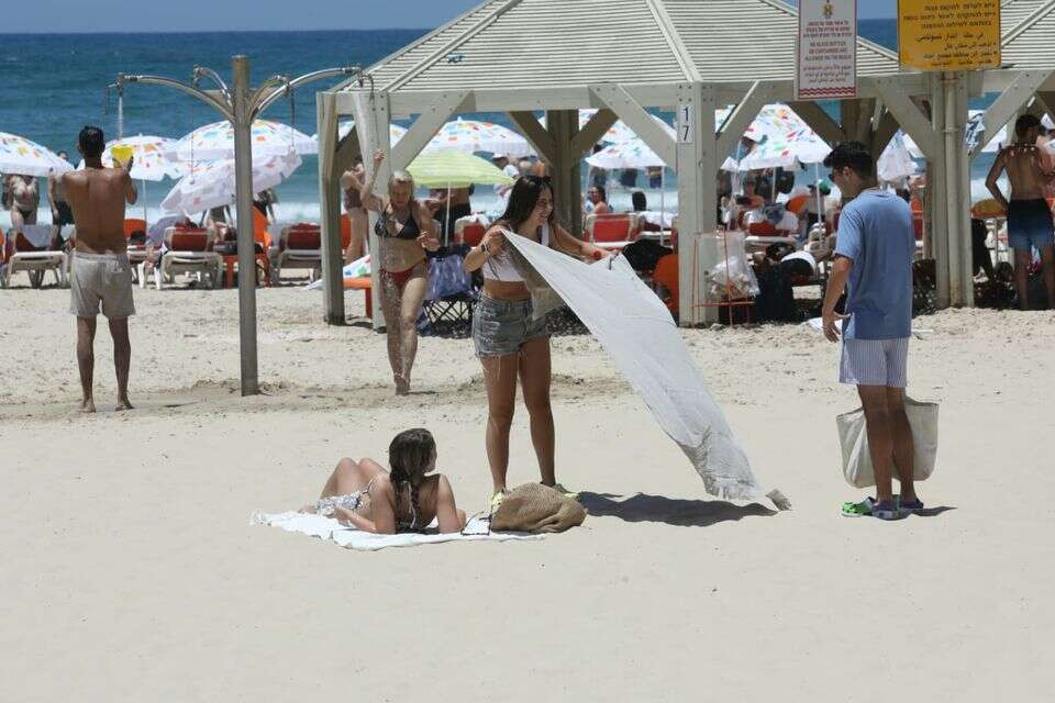 שרב עומס חום קיץ מבלים בחוף הים בתל אביב , גדעון מרקוביץ'