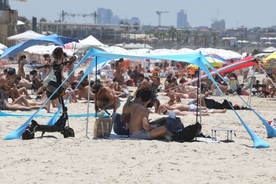 שרב עומס חום קיץ מבלים בחוף הים בתל אביב , גדעון מרקוביץ'
