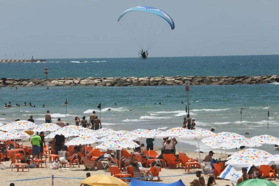 שרב עומס חום קיץ מבלים בחוף הים בתל אביב , גדעון מרקוביץ'