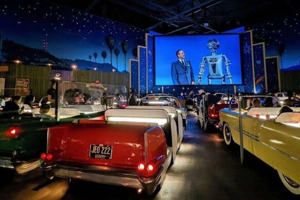 מסעדת Sci-Fi Dine-In Theater Restaurant , שימוש לפי סעיף 27א לחוק זכויות יוצרים