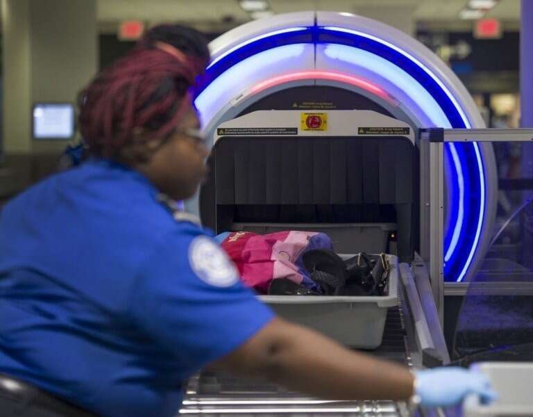 New US airport scanners could leave some carry-ons grounded