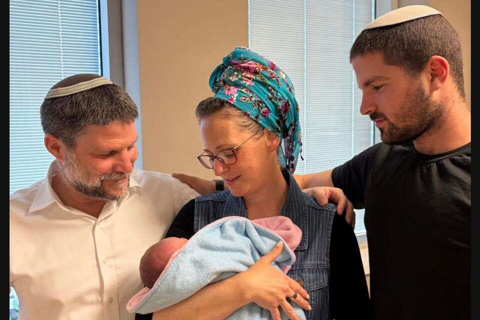 סמוטריץ', רעייתו רויטל ובנם בניה עם הנכד , ללא