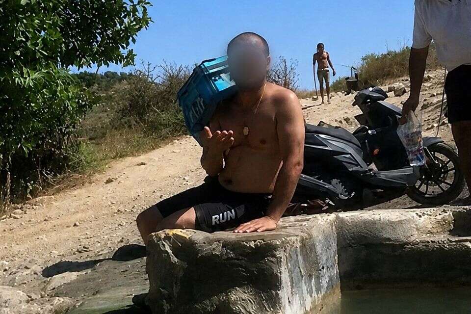 "גברים לא אמורים להיות עירומים כאן". אחד הטובלים בעין חניה , גלית עציון