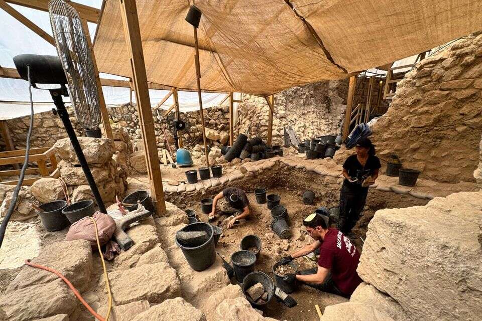 נשרף במתכוון וקרס בבת אחת. המבנה שהתגלה בחפירות , רעות וילף, עיר דוד