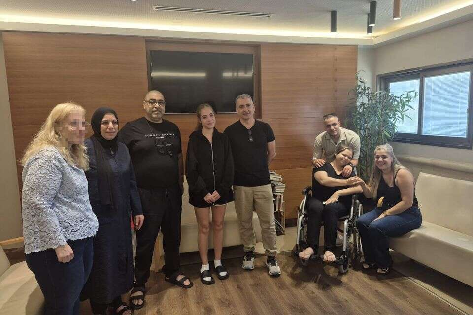 שרשרת המושתלים משמאל לימין: אורית (אחת המושתלות), היג'ר מחאג'נה, נאיל מחאג'ינה, פנטי ורלי, אסף מור, הנא שעאבן (יושבת), עלי שעאבן, פאנג'יו ורלי , דוברות בילינסון