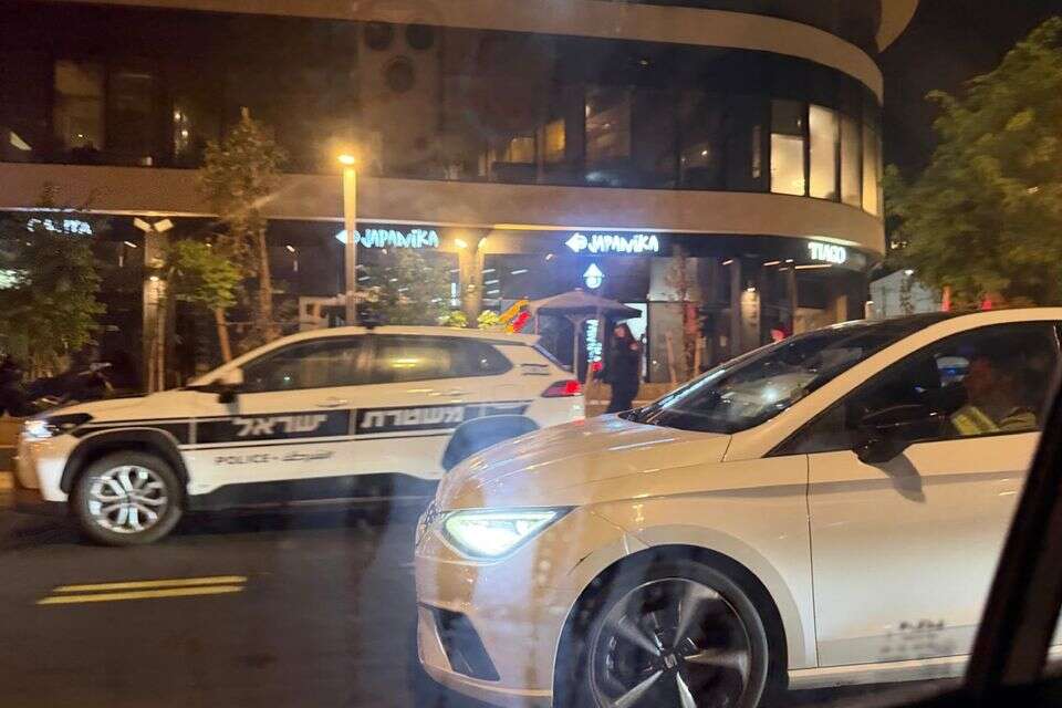 מכוניות משטרה בסמוך לסניף ג'פניקה , אבי כהן