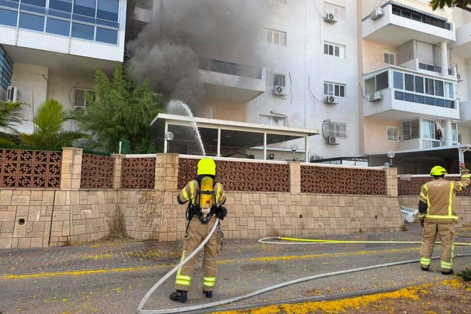 כוחות לוחמי אש בזירת השריפה באשדוד , כבאות והצלה לישראל