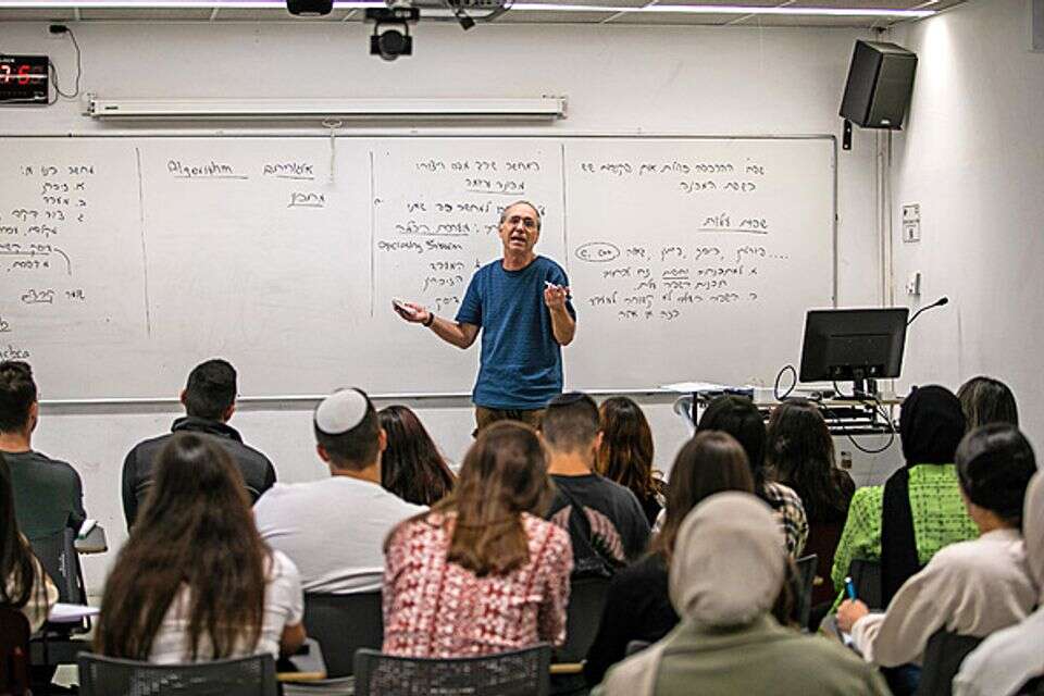 כיתת לימוד מעורבת במכללה , אורן בן חקון