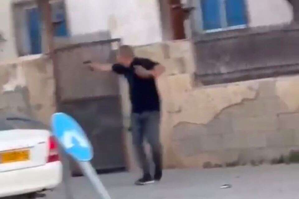 אובדן שליטה: מהומה, צרחות וירי בערערה בנגב - ניידת הגיעה ועזבה | צפו , .
