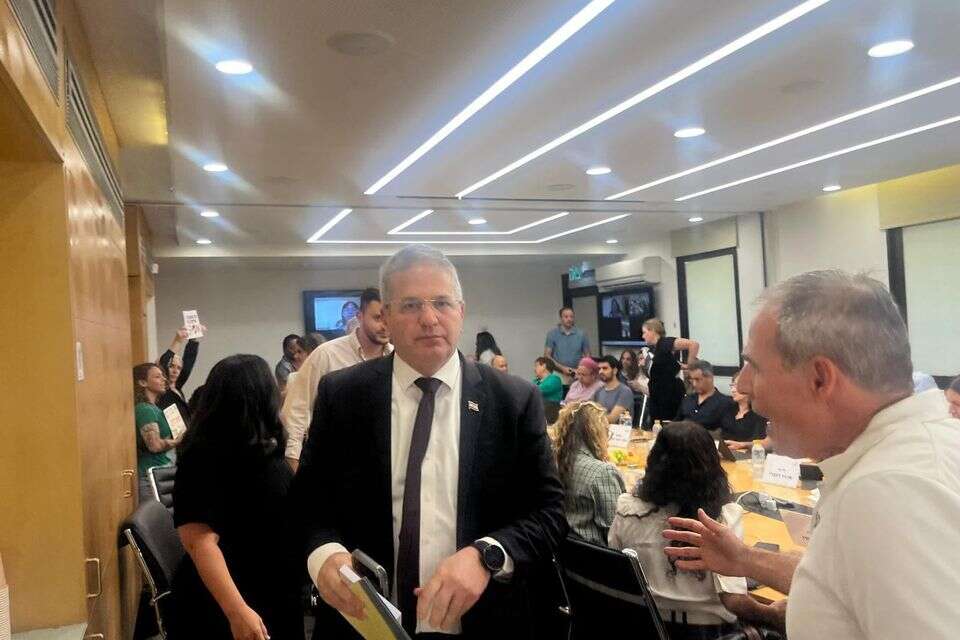 שר החינוך יואב קיש נוטש את הדיון עם כניסת פעילי המחאה לחדר , "משנים כיוון"