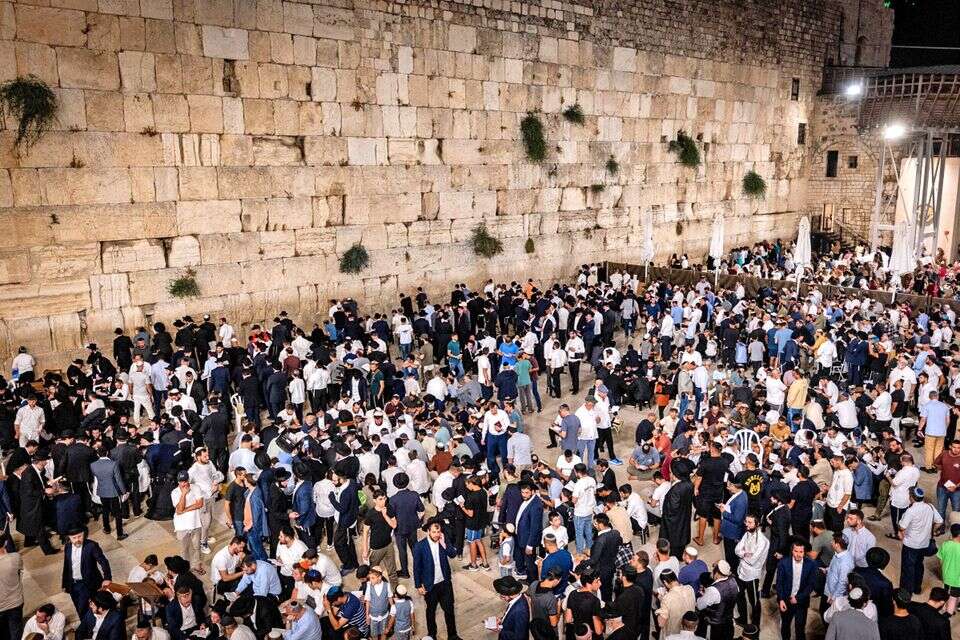 לזכור על מה היה החורבן. יהודים בכותל המערבי בתשעה באב , וינתן זינדל/פלאש90