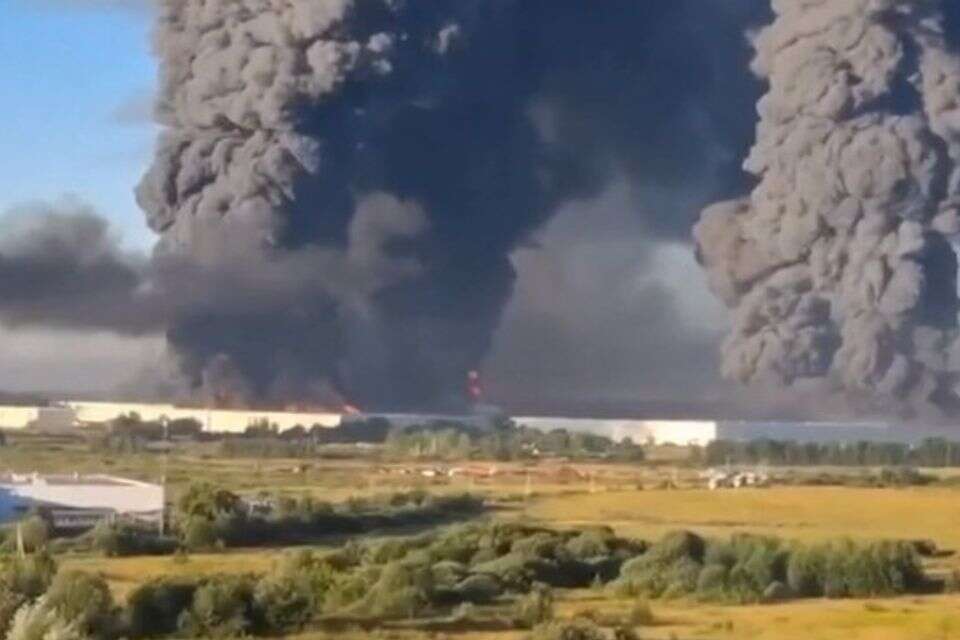פטריות עשן מתקיפה אוקראינית על תאגיד "ווילדבריז" הרוסי , ..