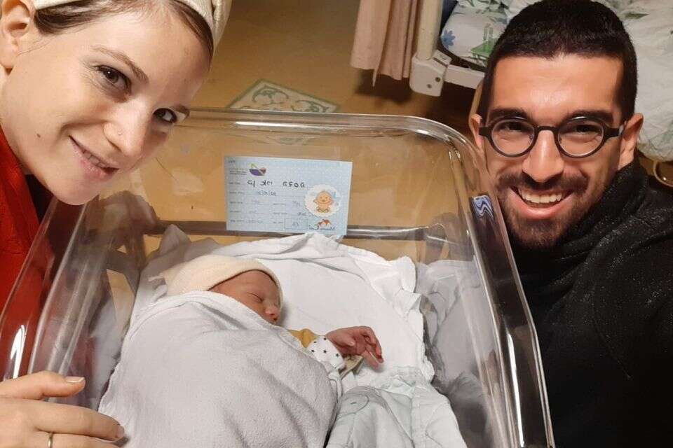 הדסה עם חנן בן ארי עם אחד מילדיהם , ללא קרדיט