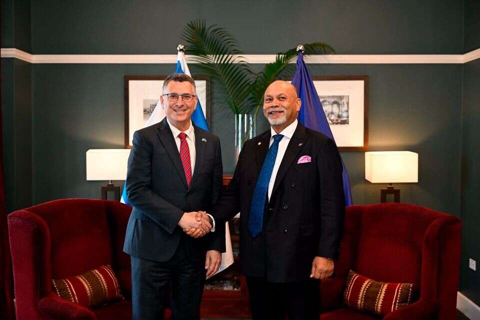 גדעון סער עם שגריר נאורו , דוברות שר החוץ, מתוך ה-X