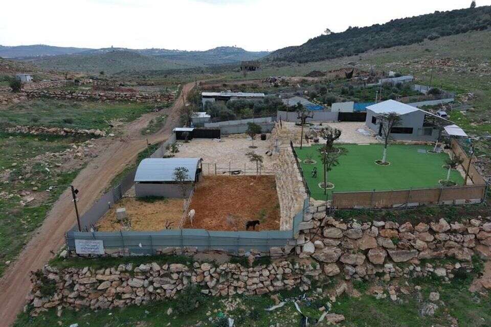 מתחם בלתי חוקי סמוך לטייבה , תנועת רגבים