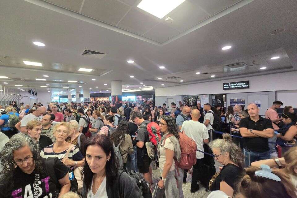 נמל התעופה בפראג הבוקר - שני תורים בלתי נגמרים , יקותיאל וינשטוק