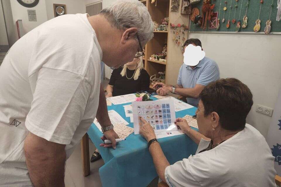 "קפה אפזיה" - בית קפה ייחודי שמופעל כולו בידי אנשים המתמודדים עם קשיי שפה ותקשורת , ללא קרדיט