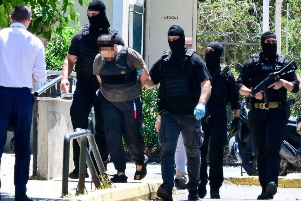 החשוד נעצר על ידי כוחות הביטחון, ארכיון , מתוך אתר THETOC