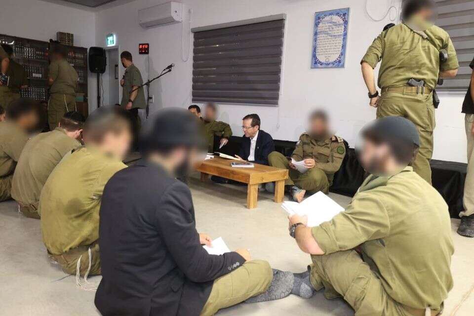 הנשיא יצחק הרצוג עם חיילי חטיבת חשמונאים , אלכסנדר קולומויסקי