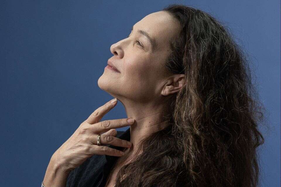 "החיוך המפורסם הוא לא פוסטר, הוא הזמנה להתקרב". יעל אבקסיס , אבישג שאר-ישוב; איפור: ורד בדוסה רוטרו