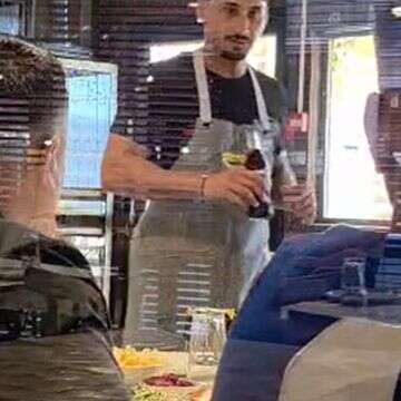 במדי מלצר, מגיש מנות: ארז איסקוב בתיעוד מפתיע במסעדה