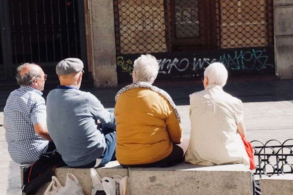 קבוצת דיירים ותיקים יושבים יחד בשכונתם - האוכלוסייה הוותיקה שנטעה שורשים היא זו שנרתעת לרוב משינויים , unsplash