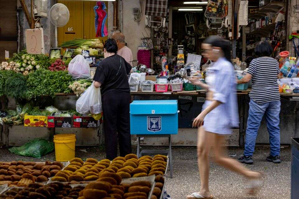 בשלב מסוים דרשו שנפנה אותו כי הוא מתסיס את הקונים. הקלפי בשוק הכרמל , נעמה שטרן