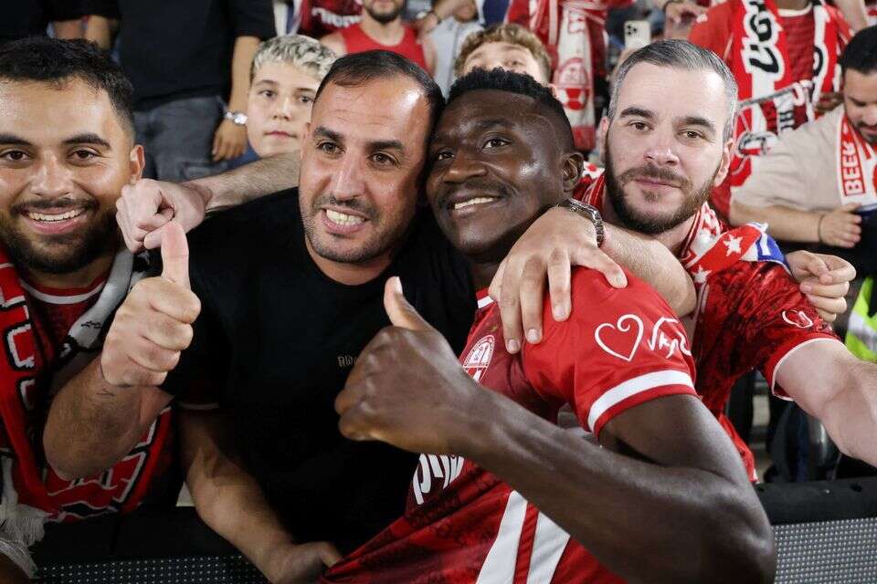 קינגס קאנגווה חוגג עם האוהדים , אלן שיבר