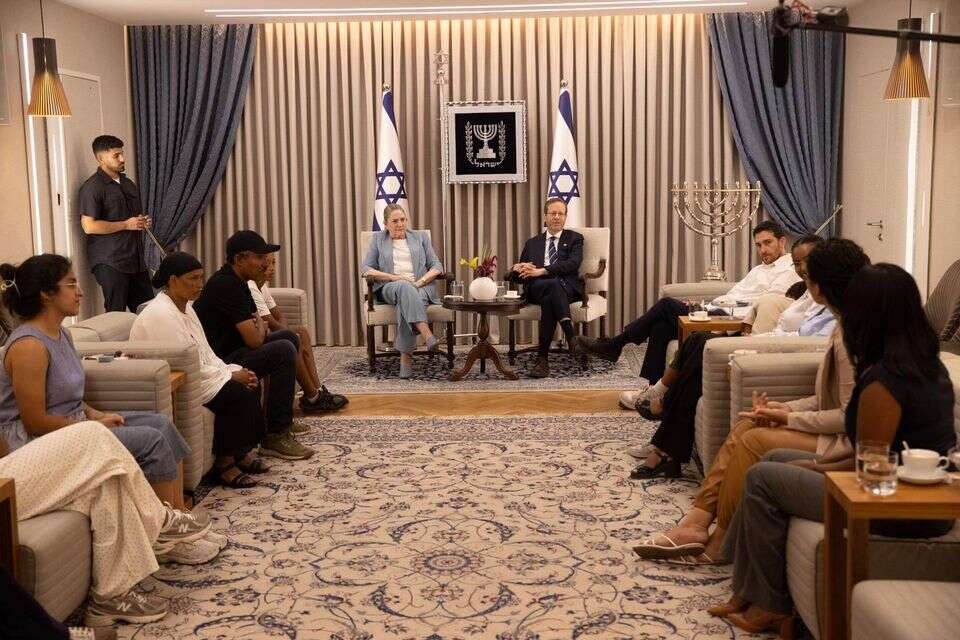 נשיא המדינה ורעייתו עם משפחתו של ימנו זלקה בבית הנשיא , אלכסנדר קולומויסקי