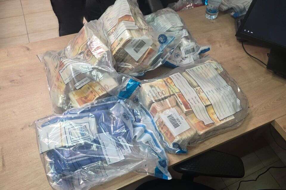 הכספים שנתפסו במהלך החיפוש , דוברות המשטרה