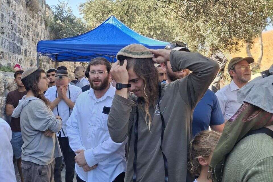 מניחים תפילין בהר הבית , ללא