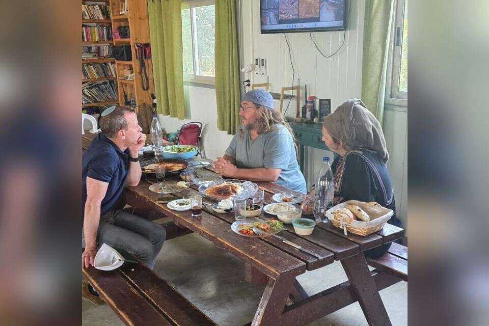 עמית סגל בסיור עם איתמר כהן, ימים לפני הפיגוע בו נפצע באורח קשה , ללא