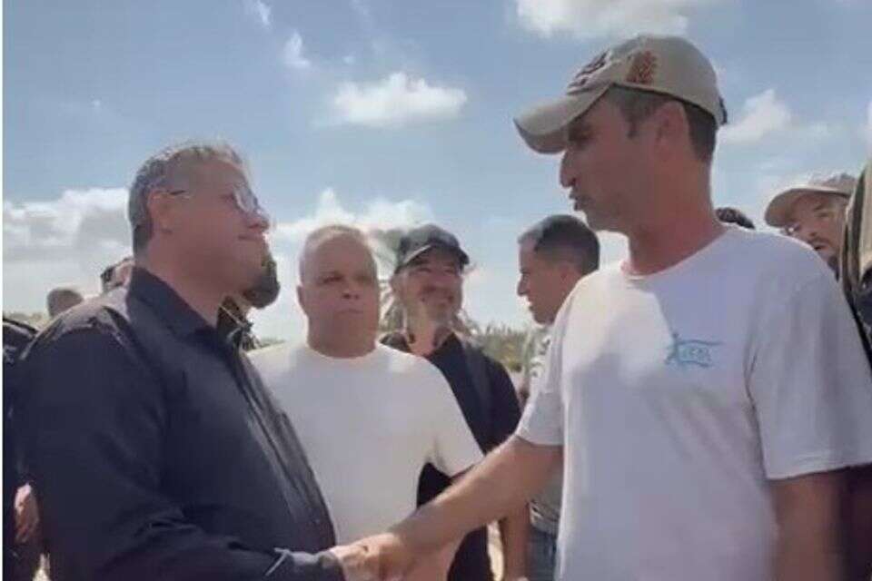 בן גביר עם אביו של הילד שנעדר בחוף אשקלון , 