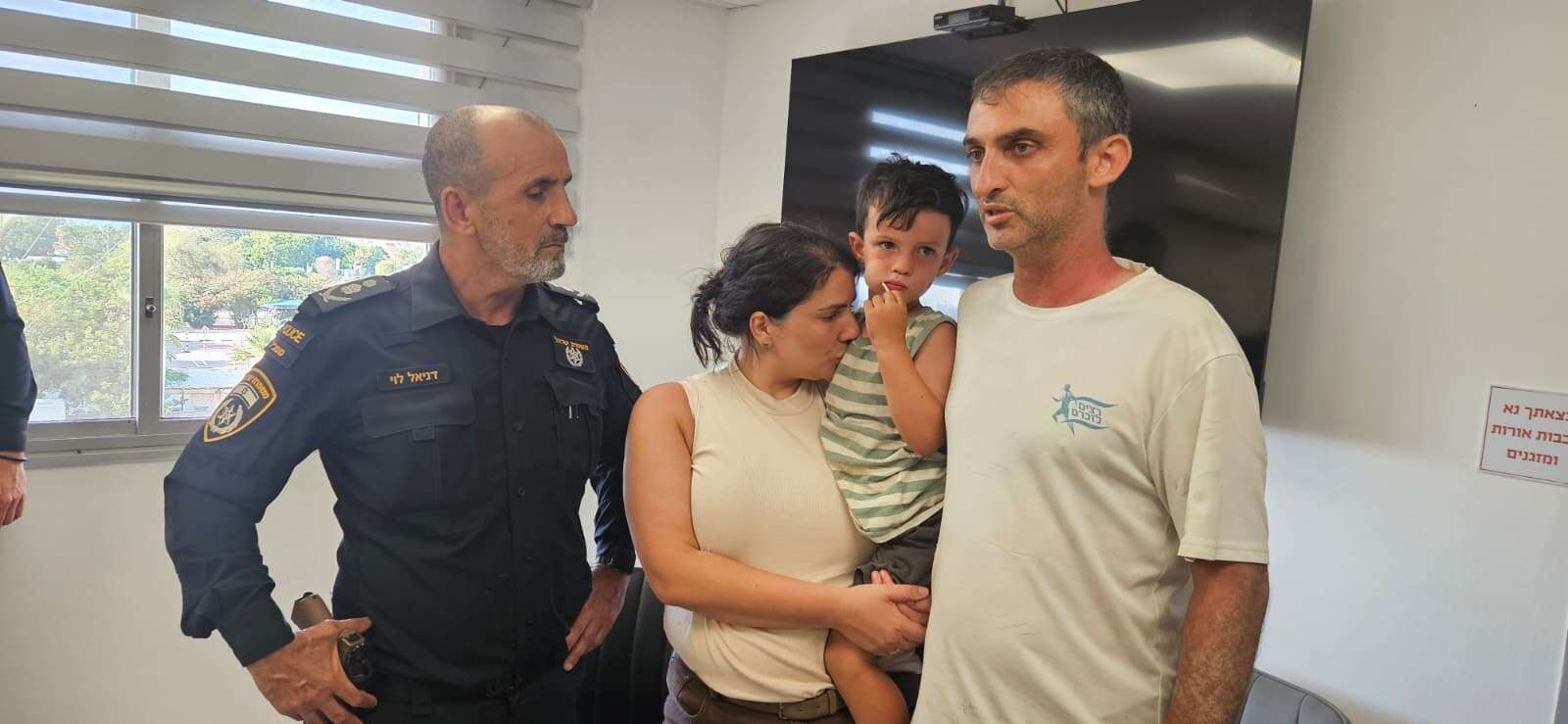 משפחתו של יובל כוגן, זמן קצר לאחר איתורו , 