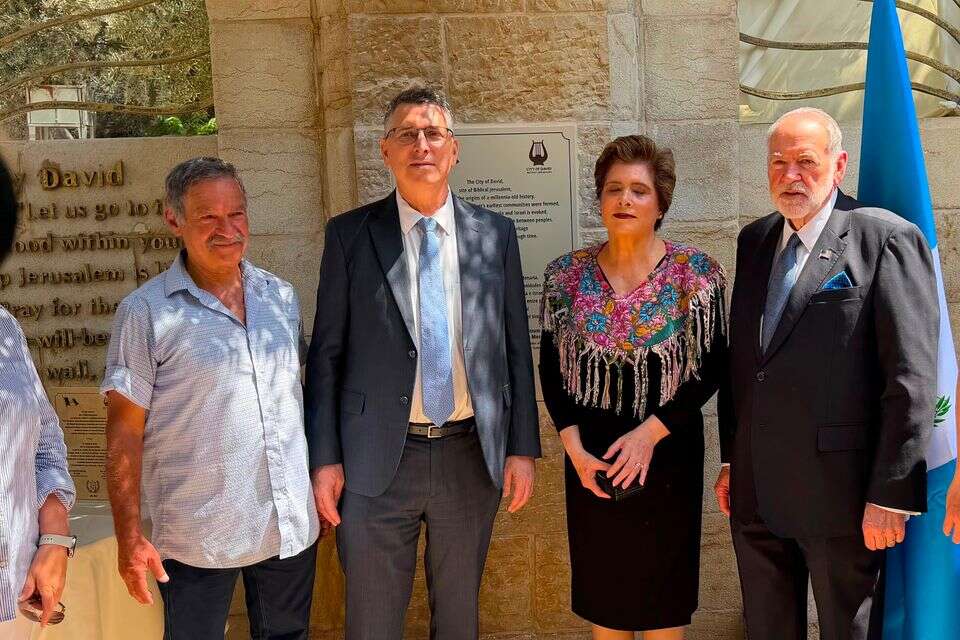 גדעון סער בעיר דוד. מימין שגריר ארה"ב בישראל מייק האקבי , ללא