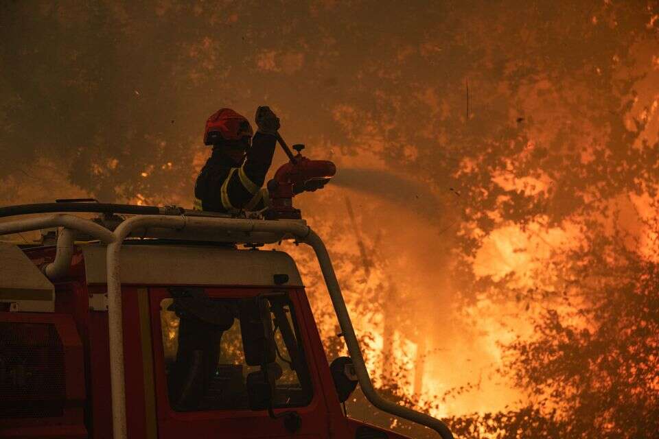 כבאים מנסים להתשלט על האש בדרום מערב צרפת , אי.פי.אי