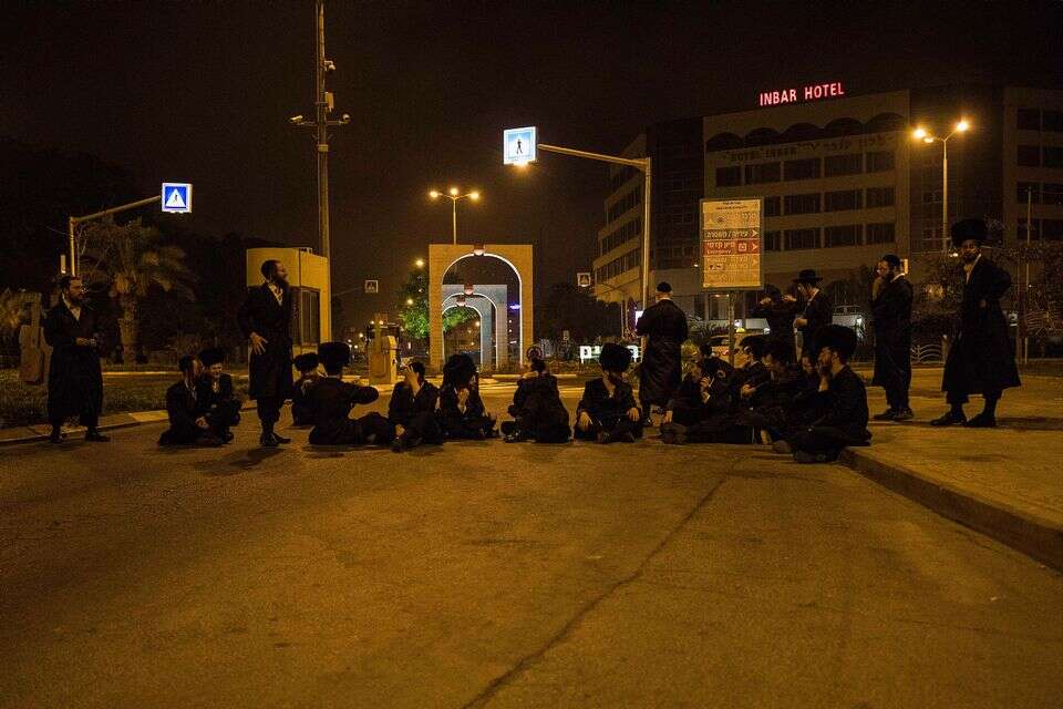חסידי גור חוסמים את הכניסה לעיר ערד , ללא קרדיט