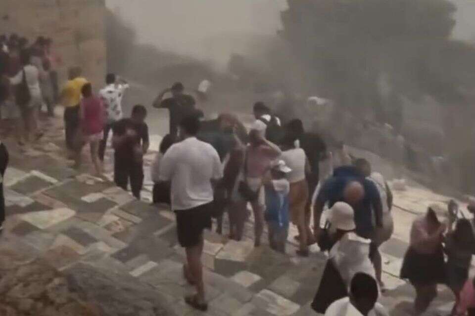 התיירים באקרופוליס, גשם זלעפות , צילום מסך