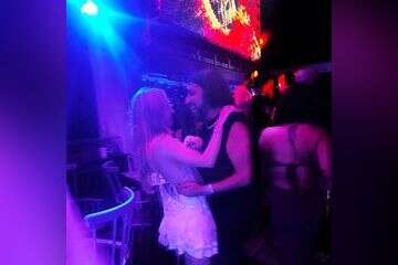 ריקוד רומנטי עם צעירה בחופשה: אליקו חוגג
