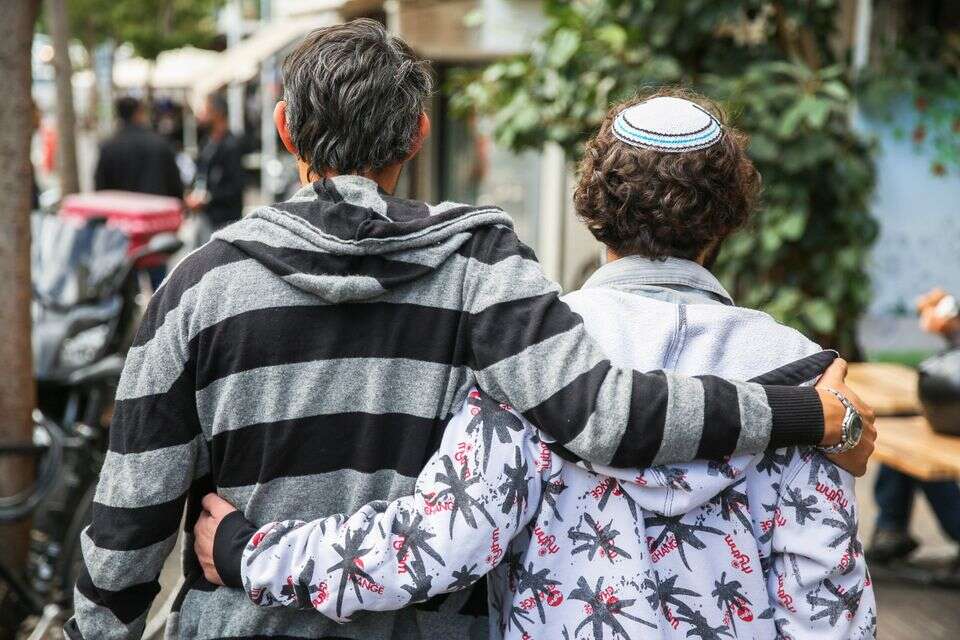גבר דתי עם כיפה סרוגה 
יחד עם גבר חילוני אילוסטרציה , יהושע יוסף