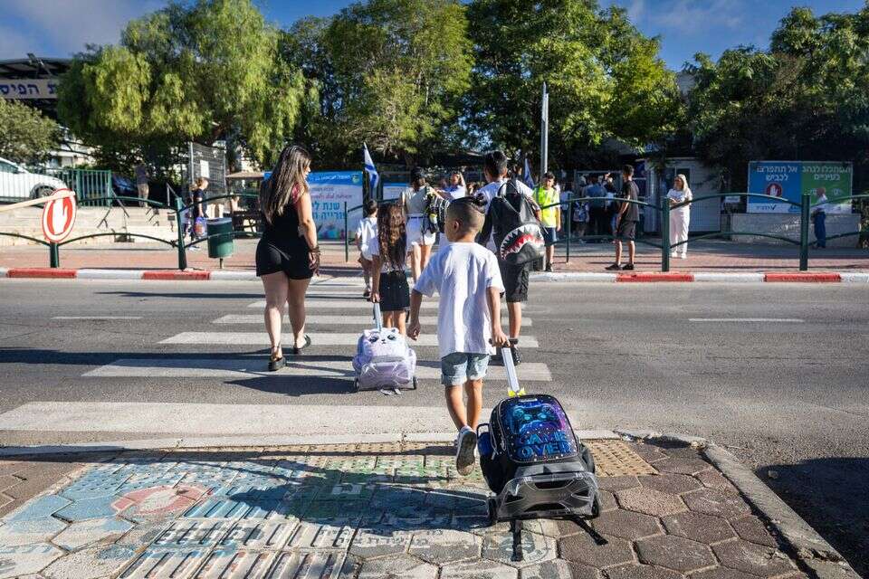 ילדים חוצים את הכביש במעבר חצייה , אורן בן חקון