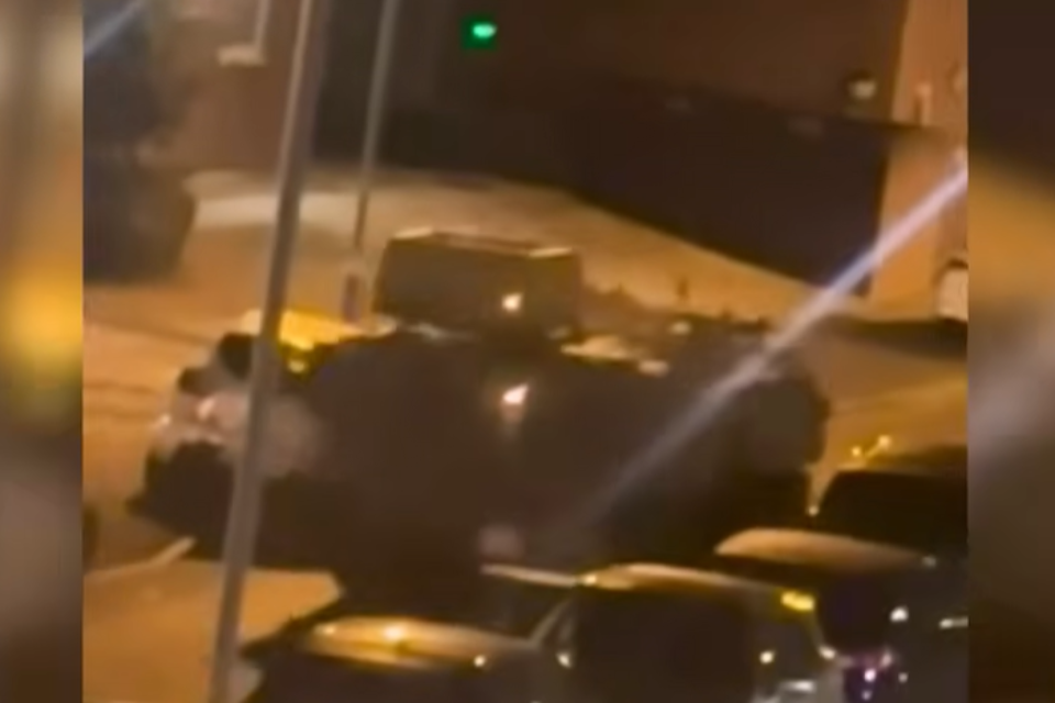 השתוללות החיילים הבריטים עם הנגמ"ש , צילום מסך