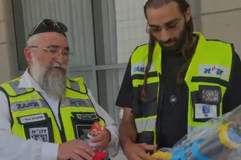 נועם שמחי מגיע לבקר את יובל קוגן , .