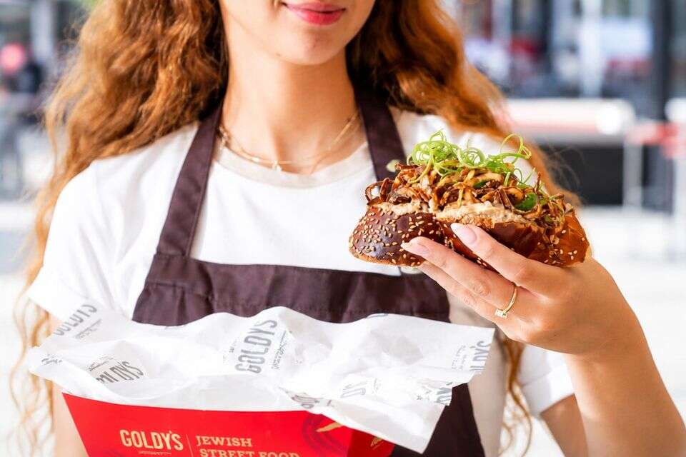 גולדיס משיקה את הפוד-טראק היהודי הראשון , בר חיים סטודיו אסף קרלה