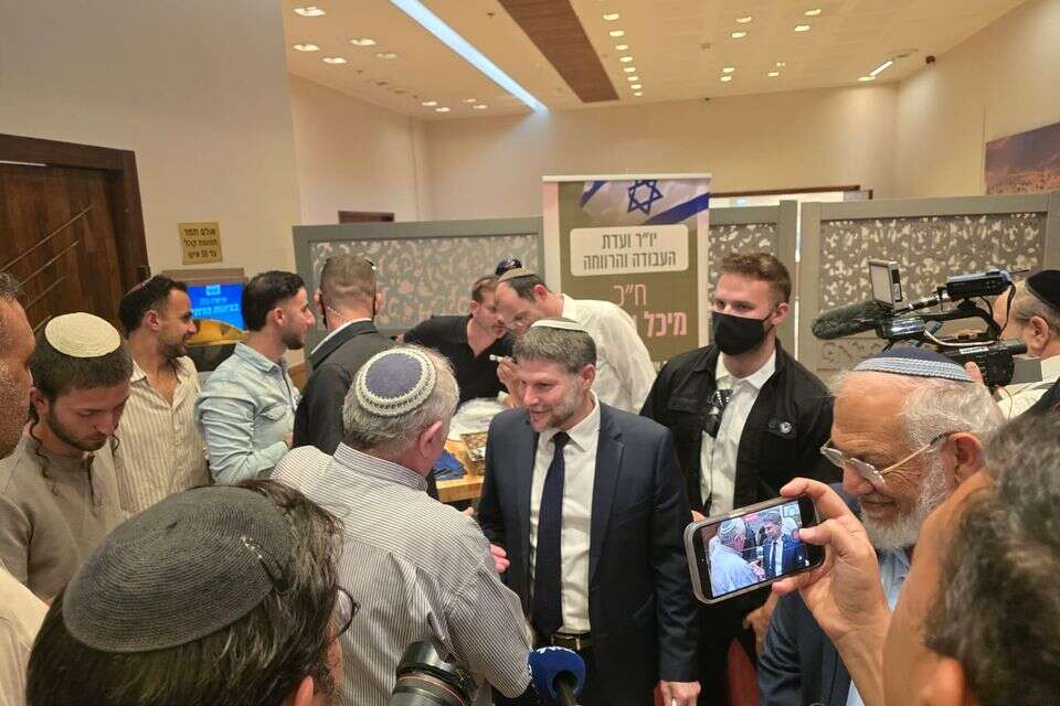 יו"ר הציונות הדתית, שר האוצר בצלאל סמוטריץ' הגיע למלון רמדה לקראת סגירת הקלפיות והכרזת התוצאות , ללא