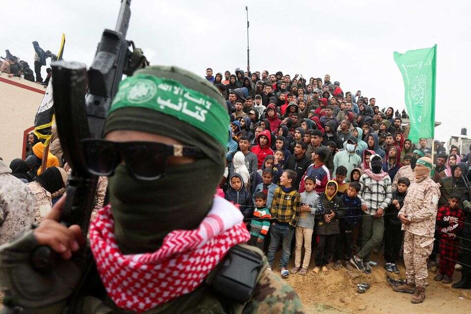 נקודת מפנה בחייה. פעילי חמאס בטקס העברת הגופות של בני משפחת ביבס לידי ישראל , רויטרס