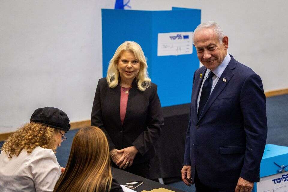 נתניהו ורעייתו בהצבעה בפריימריז הליכוד , אורן בן חקון