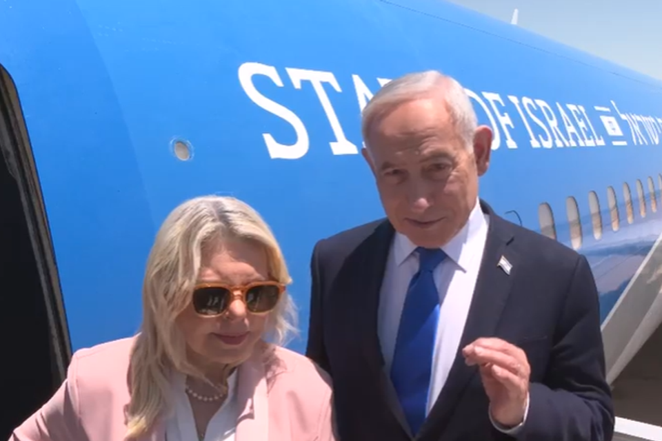 נתניהו ורעייתו לפני העלייה למטוס לנסיעה לוושינגטון , לע"מ