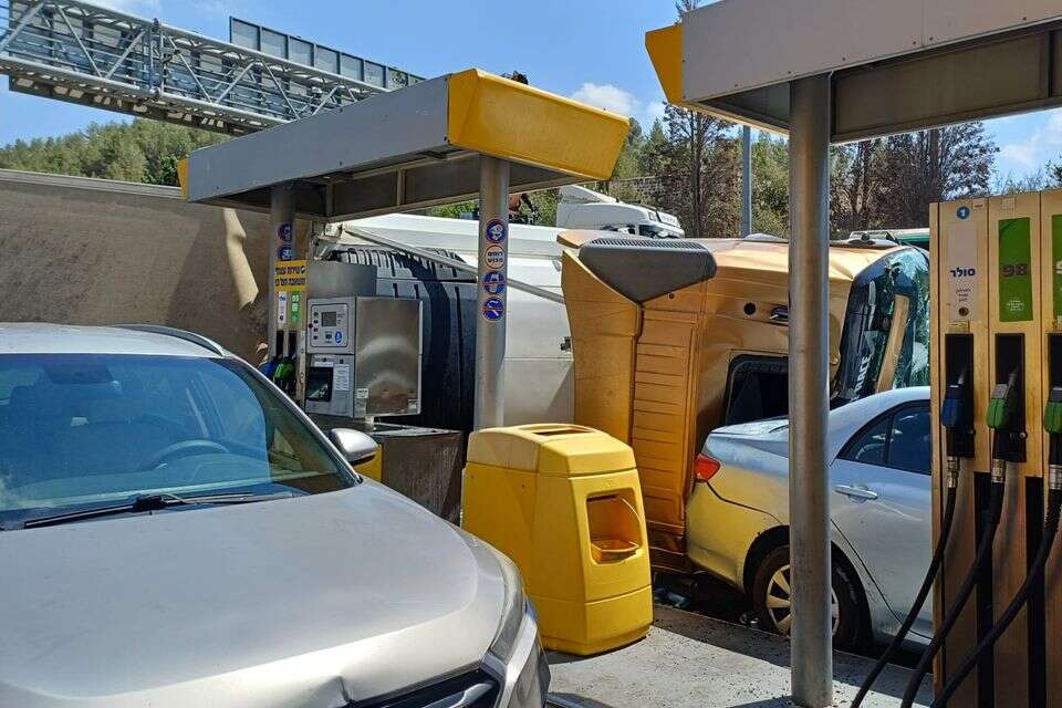 משאית התהפכה בכביש 1 , כבאות והצלה