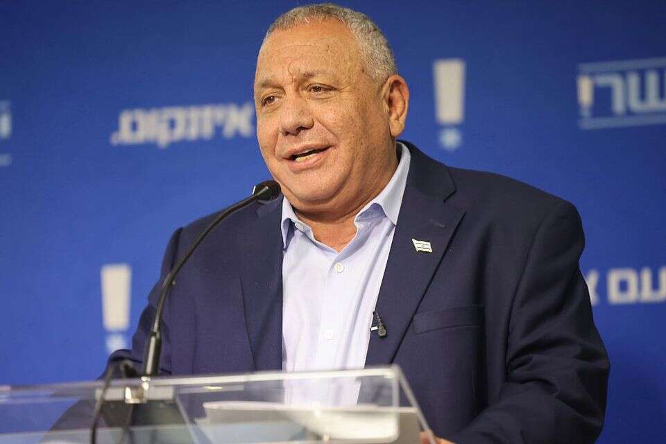 יו"ר מפלגת ישר גדי איזנקוט , .